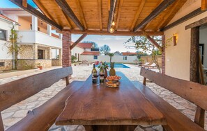 Outdoor dining - 5 bedroom nice home in Miranje (Miranje)