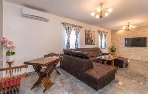 TV, table tennis - Pet friendly home in Miranje (Miranje)