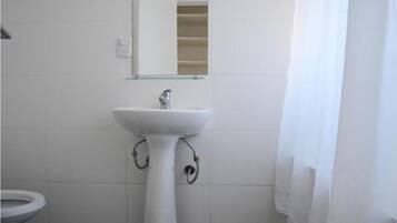 Ducha y bañera combinadas, secador de pelo, toallas y jabón