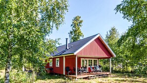 A red cabin with a porch, surrounded by trees. - Amazing home in Hasle with kitchen (Hasle)
