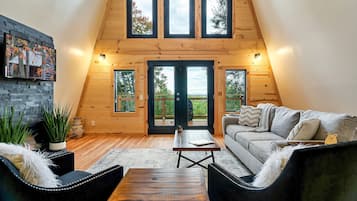 Smart-tv, eldstad och böcker