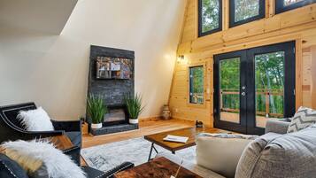 Smart-tv, eldstad och böcker