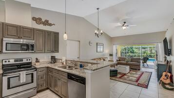 Frigorífico, microondas, horno y placa de cocina