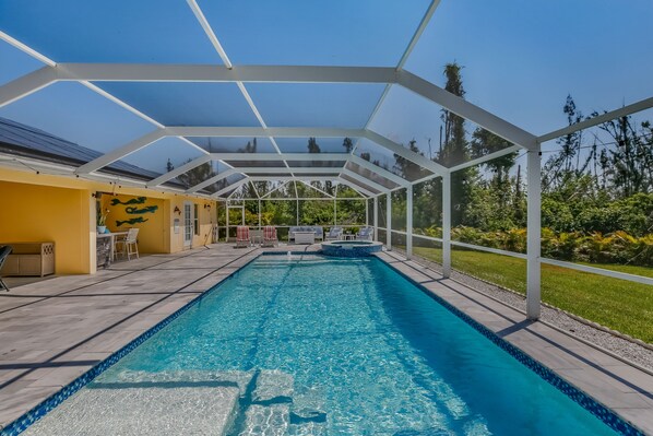 Una piscina al aire libre, una piscina climatizada