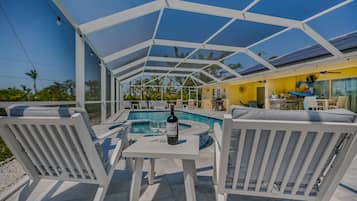 Una piscina al aire libre, una piscina climatizada