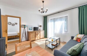 Een televisie en een open haard