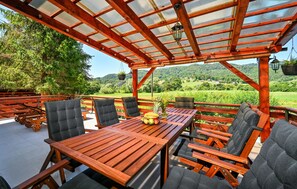 Outdoor dining - Stunning home in Harina Zlaka (Harina Zlaka)