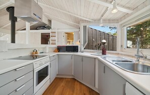 Geladeira, micro-ondas, cooktop, lava-louças