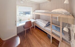 4 bedrooms, travel crib, free WiFi - Gorgeous home in Nexø with kitchen (Nexø)