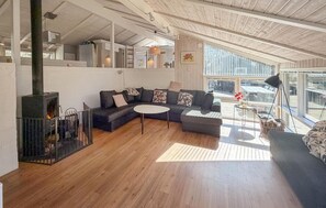 Smart TV, fireplace - Gorgeous home in Nexø with kitchen (Nexø)