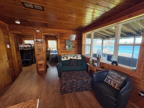 Télévision, lecteur de DVD, table de tennis de table, livres