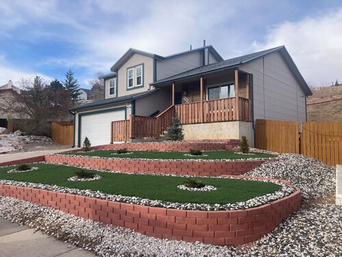 Mountain-View 5BR Retreat: Gym, Hot Tub, BBQ, Firepit, Playground, Sleeps 12