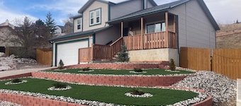 Mountain-View 5BR Retreat: Gym, Hot Tub, BBQ, Firepit, Playground, Sleeps 12