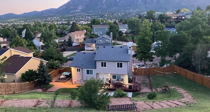 Mountain-View 5BR Retreat: Gym, Hot Tub, BBQ, Firepit, Playground, Sleeps 12