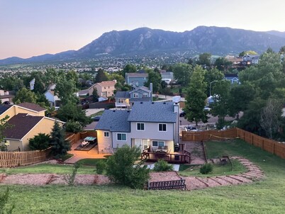 Mountain-View 5BR Retreat: Gym, Hot Tub, BBQ, Firepit, Playground, Sleeps 12