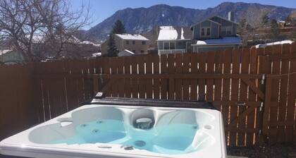 Mountain-View 5BR Retreat: Gym, Hot Tub, BBQ, Firepit, Playground, Sleeps 12