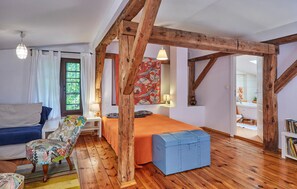 4 bedrooms, travel crib, WiFi