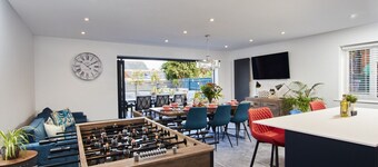 Family Coastal Escape – Garden, Games & 4 Baths