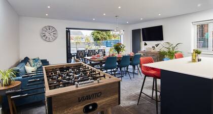 Family Coastal Escape – Garden, Games & 4 Baths