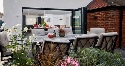 Stylish 4 Bedroom 4 Bathroom House; Fire Pit & Games, Stroll To Coast