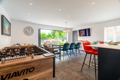 Stylish & Spacious; Fire Pit & Games, Stroll To Coast