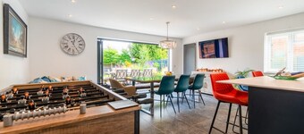 Stylish & Spacious; Fire Pit & Games, Stroll To Coast