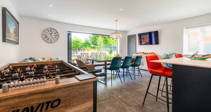 Stylish & Spacious; Fire Pit & Games, Stroll To Coast