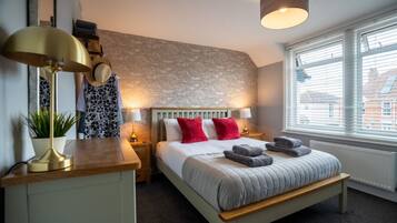 4 slaapkamers, een bureau, een strijkplank/strijkijzer, wifi