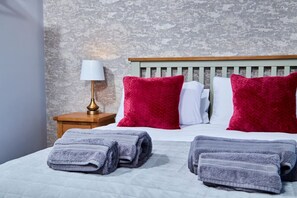 4 bedrooms, desk, iron/ironing board, free WiFi