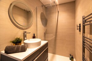 Bathtub, hair dryer, towels - Stylish & Spacious; Fire Pit & Games, Stroll To Beach (Milford on Sea)