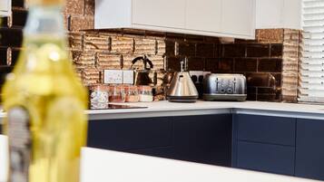 Een koelkast, een microgolfoven, een oven, een kookplaat