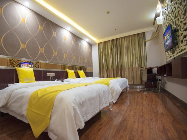 Quarto de hotel com duas camas, TV de tela plana e design moderno.