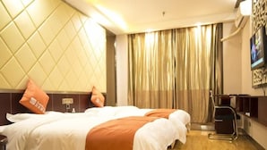 Una habitación de hotel con una cama, un escritorio y un televisor.