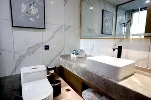 A modern bathroom with a toilet, a sink, and a large mirror. - Greentree Eastern Anhui Province Bozhou Lixin Pearl Hotel (Bozhou)