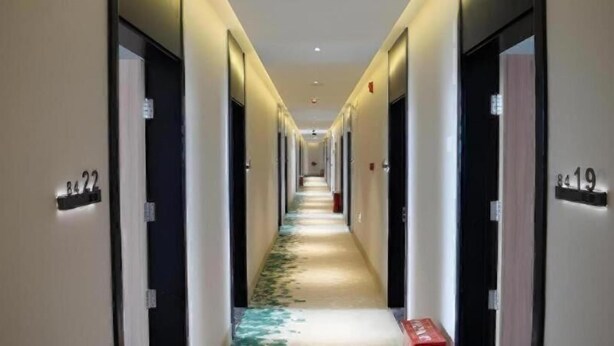 Pasillo de hotel con puertas numeradas 8422 y 8419.