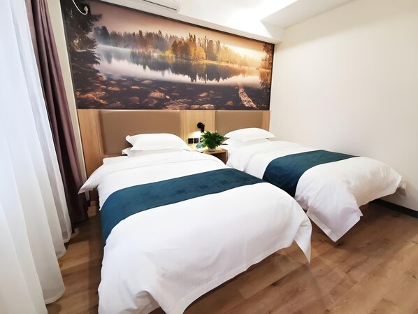 Une chambre d’hôtel avec deux lits, une grande fenêtre et une fresque représentant un lac.