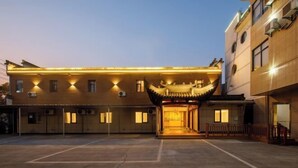 A traditional building with a distinct roof structure and a well-lit entrance. - GreenTree Inn Nanshan Development Zone Wannan Chuancang Xian (Ningguo)