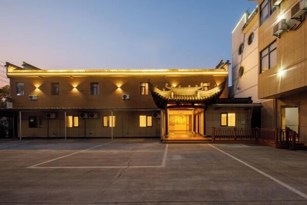 Un bâtiment traditionnel doté d’une entrée carrelée et d’une cour intérieure.