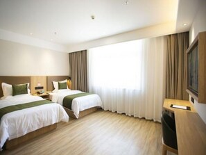 A hotel room with two beds, a desk, a chair, and a TV. - Greentree Inn Xi an Baqiao District Hongqing Business Hotel (Xi'an)