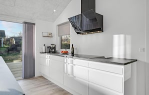 Kühlschrank, Geschirrspüler, Wasserkocher mit Kaffee-/Teezubehör