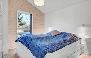 3 bedrooms, travel crib - 4 bedroom nice home in Glesborg (Glesborg)