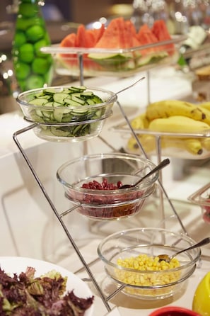 Un buffet con diversi piatti.