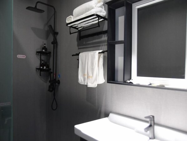 A modern bathroom with a shower, a sink, and a window. - Shell Puyang City Nanle County Coach Station Guangming South Road Hotel (Puyang)