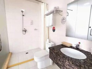 A bathroom with a shower, toilet, sink, and towel rack. - Greentree Inn Shandong Qingdao Jiaozhou Sanlihe Park Express Hotel (Qingdao)