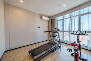 A gym with a treadmill, stationary bike, and exercise equipment. - Yizhi Hotel (Yichun Mingyue Mountain Airport Branch) (Yichun)