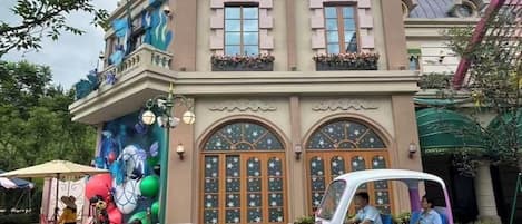 Un edificio con una gran entrada en arco y un mural en la fachada.