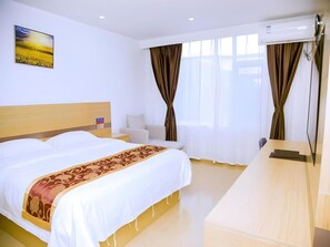 Une chambre d’hôtel avec un lit, une table de chevet et un bureau.