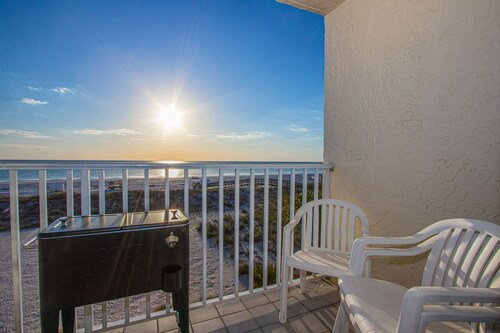 Beach Front Studio! Gorgeous Views- Room with Kitchenette 