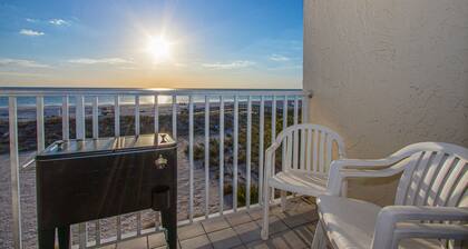 Beach Front Studio! Gorgeous Views- Room with Kitchenette