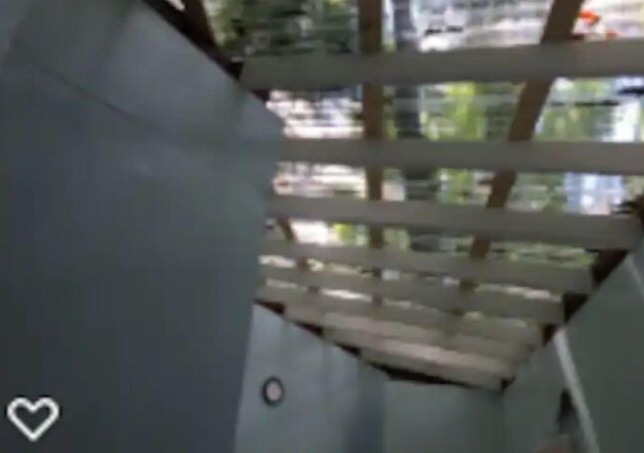 Una estructura metálica con vigas horizontales, posiblemente parte de un puente o un área de estar al aire libre.